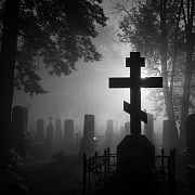 Можно ли хоронить внучку в могилу дедушки? 