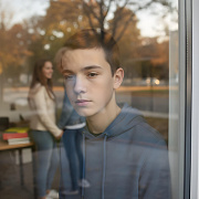 Мне 15 лет, влюблен в девушку, но она мне постоянно врет и использует меня. Не могу ее забыть, что делать?