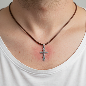 У меня постоянное раздражение кожи от ношения крестика. Почему так?