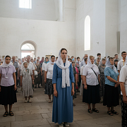 Что делать, если стесняешься креститься и молиться при других?