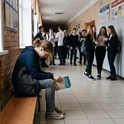 Как правильно поступить, если одноклассница постоянно оскорбляет меня?