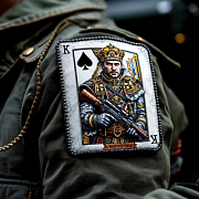 Можно ли носить шеврон с изображением военнослужащего в виде карты короля пики?