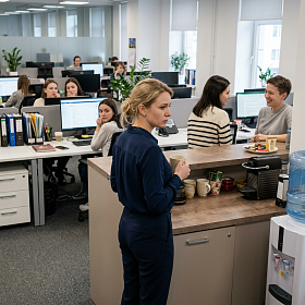 Сотрудница на работе открыто игнорирует меня, хотя я ее ничем не обижала. Как поступить в этой ситуации? 