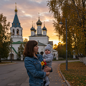 Могут ли крестить ребенка муж и жена? И может ли быть у мальчика только крёстная?