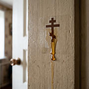 Как правильно относиться к появлению жидкости на кресте после освящения квартиры? 