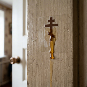 Как правильно относиться к появлению жидкости на кресте после освящения квартиры? 