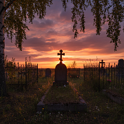 Как объяснить то, что на фото могилки папы, на памятнике, видно ребенка рядом? 