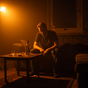 Муж употребляет алкоголь и наркотики, менять ничего не хочет, что делать? 